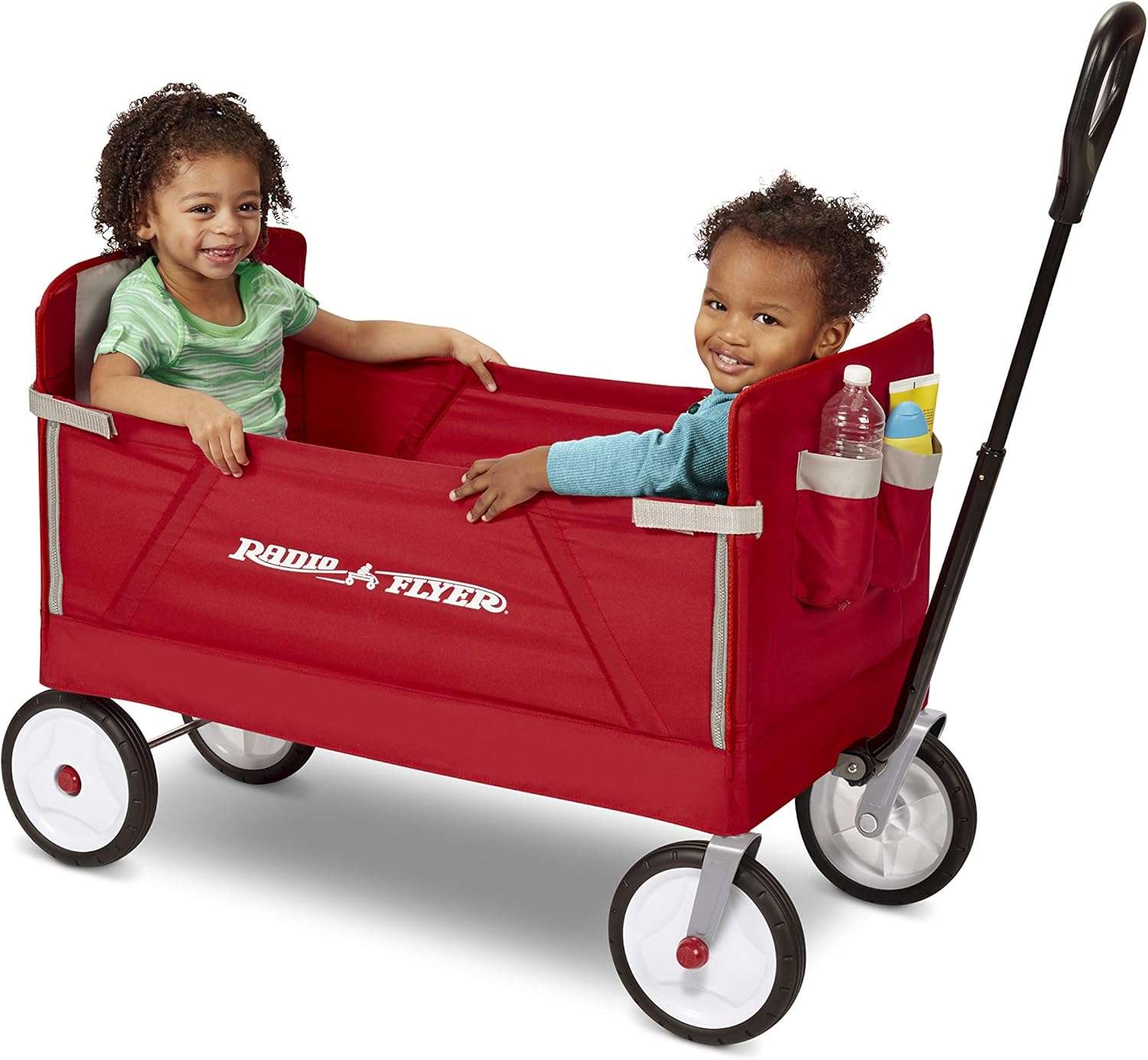 Radio Flyer katlanabilir taşıma arabası, çocuk ve yük taşırken görüntü.